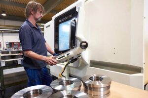 In October 2014, DMG MORI installed an NLX 2500|700 in the turning division, which, with its C-axis and Y-axis, enables complete machining of the sophisticated workpieces. 